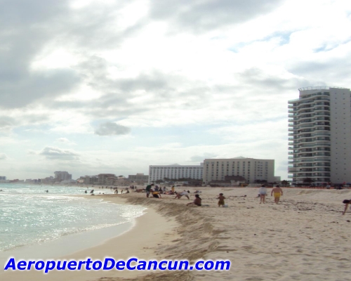 Jugando en la playa de Cancun